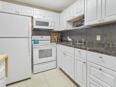 1013 Harwood C #1013, Deerfield Beach FL - photo 12 of 30