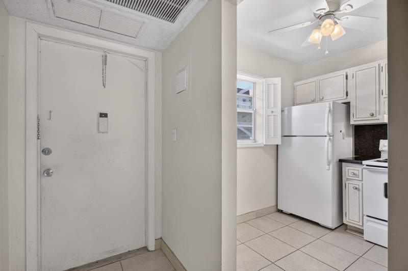 1 bedroom Condominium at 5181 W Oakland Park Boulevard #104, Quinsana Gardens Condo, Lauderdale Lakes — photo 2