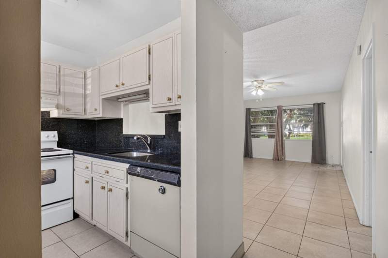 1 bedroom Condominium at 5181 W Oakland Park Boulevard #104, Quinsana Gardens Condo, Lauderdale Lakes — photo 3