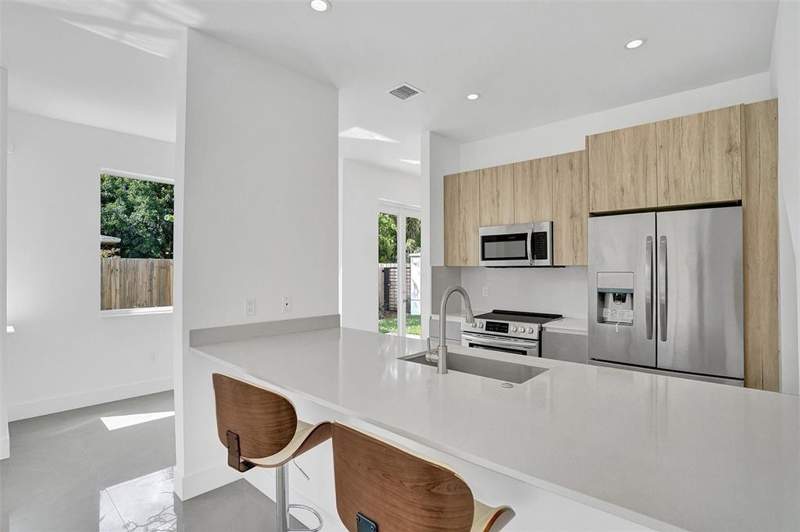 3 bedroom Townhouse at 815 NE 17th Avenue #5, Progresso, Fort Lauderdale — photo 3