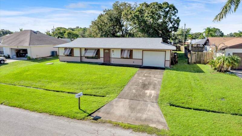 2 bedroom Single Family Residence at 412 SE Dalva Avenue, Port St Lucie Section 18, Port St. Lucie — photo 1