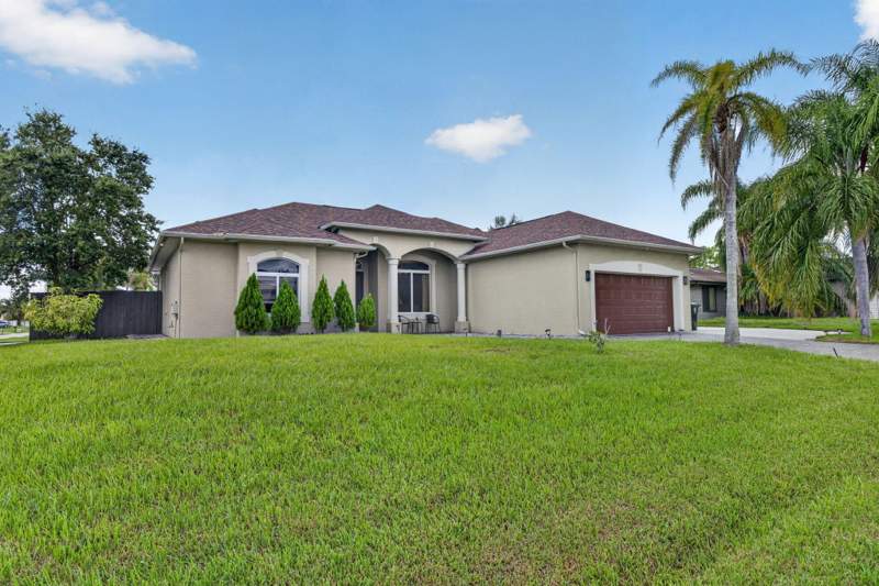 4 bedroom Single Family Residence at 1402 SW Abingdon Avenue, Port St Lucie Section 23, Port St. Lucie — photo 2