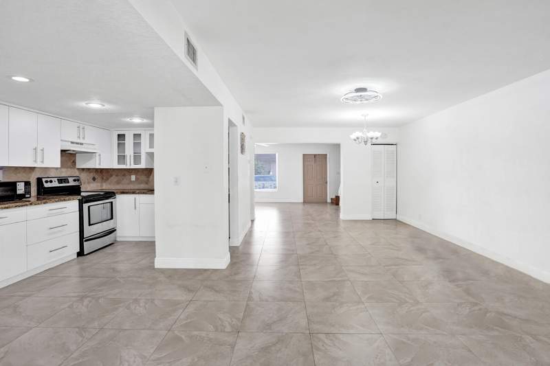 3 bedroom Townhouse at 8091 NW 12th Street #H, Oriole Golf & Tennis Club Sec 3, Margate — photo 2