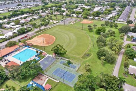 5081 SW 29th Way, Dania Beach FL - photo 8 of 52