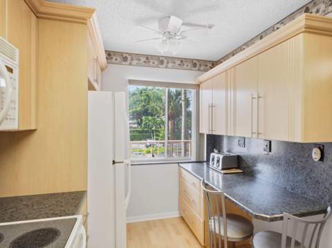 7145 Huntington Lane #205, Delray Beach FL - photo 6 of 43