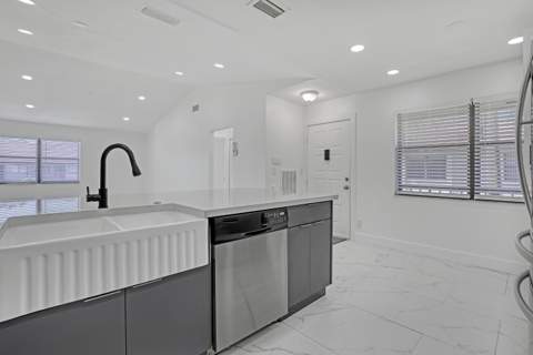 7690 Tahiti Lane #202, Lake Worth FL - photo 8 of 29