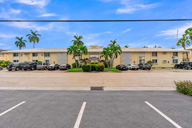 2 bedroom Stock Cooperative at 2840 NE 33rd Court #2, Country Manor Co-Op, Fort Lauderdale — photo 2