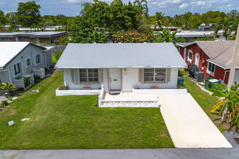 2 bedroom Single Family Residence at 7307 NW 62nd Street, Mainlands Of Tamarac Lakes, Tamarac — photo 3