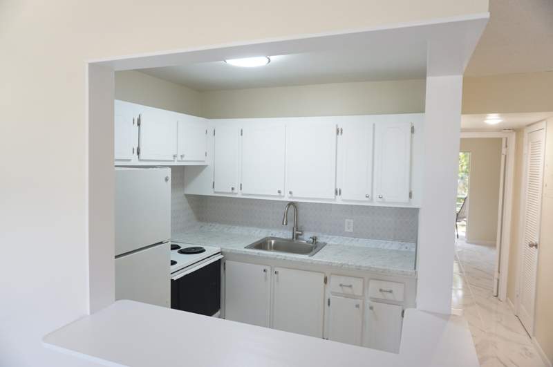 1 bedroom Condominium at 33 Windsor B, Century Village 55+ Age **Condo Rentable Day One**, West Palm Beach — photo 2