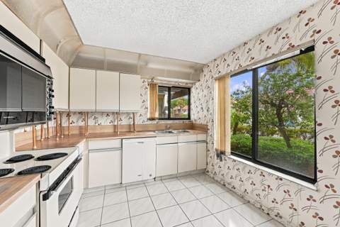 5640 Fairway Park Drive #101, Boynton Beach FL - photo 12 of 36