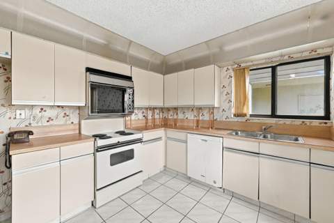 5640 Fairway Park Drive #101, Boynton Beach FL - photo 13 of 36