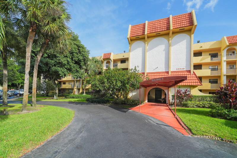 2 bedroom Condominium at 23345 Carolwood Lane #406, Pines Of Boca Barwood Condo, Boca Raton — photo 2