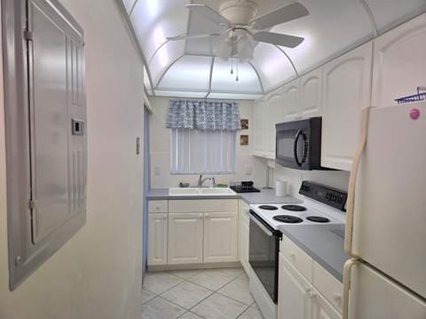 2100 NE 38th Street #110, Lighthouse Point FL - photo 10 of 25