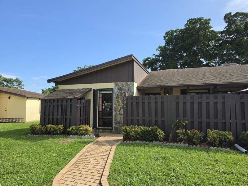 2 bedroom Villa at 504 Briarwood Circle #1-54, Villas At Carriage Hills Lake, Hollywood — photo 2