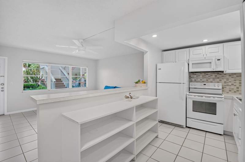 1 bedroom Condominium at 591 Fanshaw O, Fanshaw At Century Village Condo, Boca Raton — photo 2