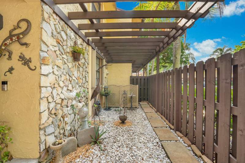 3 bedroom Townhouse at 1142 N University Drive, Villas Of Plantation, Plantation — photo 2