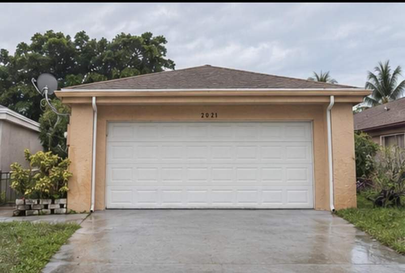 3 bedroom Single Family Residence at 2021 NW 35th Terrace, Lakeview Homes At Centura, Coconut Creek — photo 2