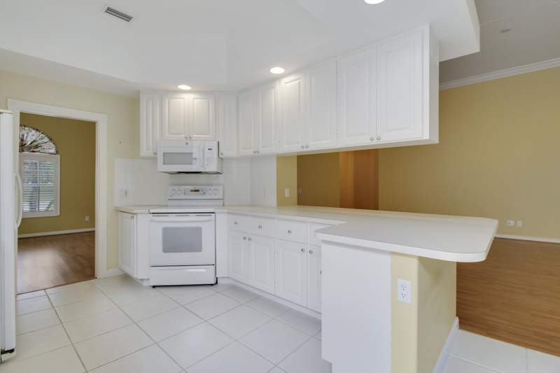 3 bedroom Single Family Residence at 10755 Wharton Way, Carleton Oaks, Palm Beach Gardens — photo 4