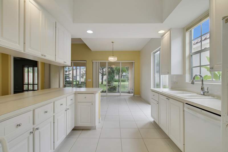 3 bedroom Single Family Residence at 10755 Wharton Way, Carleton Oaks, Palm Beach Gardens — photo 3