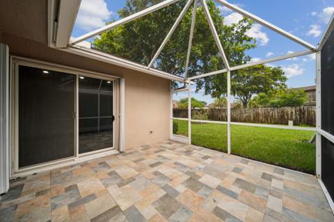 1129 W Lakes Drive, Deerfield Beach FL - photo 9 of 15
