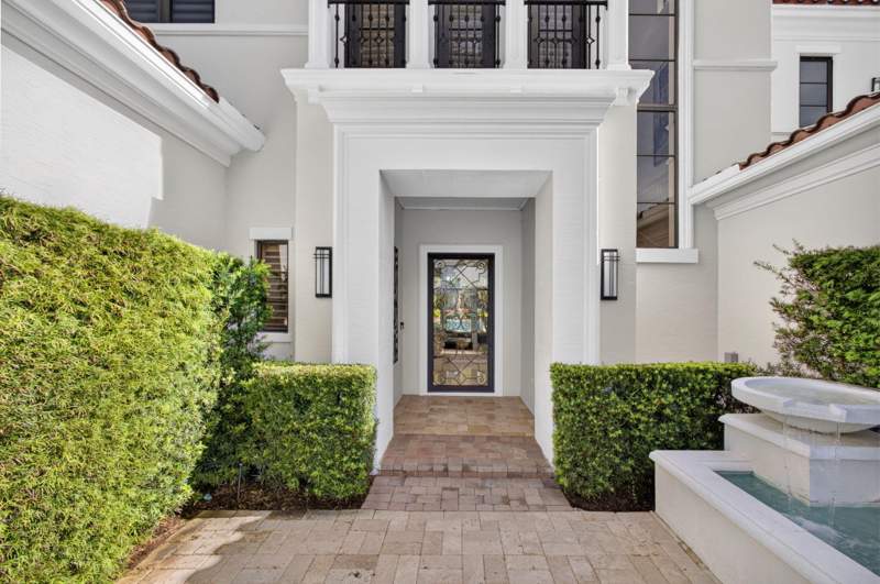 5 bedroom Single Family Residence at 213 Via Palacio, Mirasol Par 10, Palm Beach Gardens — photo 3
