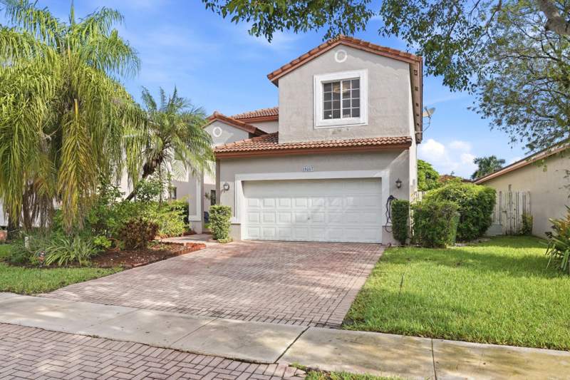3 bedroom Single Family Residence at 19257 NW 14th Street, Ameritrail Section III, Pembroke Pines — photo 2