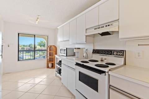 5380 Cedar Lake Drive #303, Boynton Beach FL - photo 9 of 34