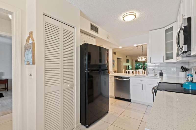 2 bedroom Condominium at 5380 Cedar Lake Drive #304, Lakeside Condo 3 Of Banyan Springs, Boynton Beach — photo 4