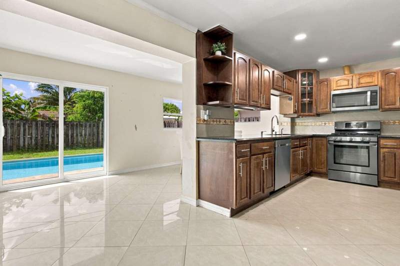 3 bedroom Single Family Residence at 7640 Sunset Strip, Sunrise Golf Village First Addition, Sunrise — photo 4