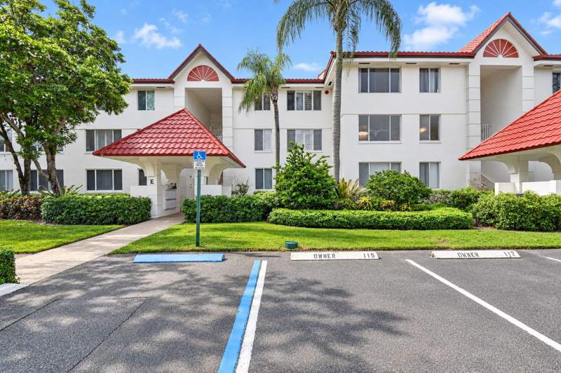 2 bedroom Condominium at 102 Half Moon Circle #F2, Half Moon Bay, Hypoluxo — photo 2