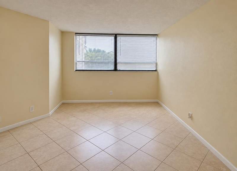 1 bedroom Condominium at 1820 N Congress Avenue #310, Presidential Golfview Condo, West Palm Beach — photo 4