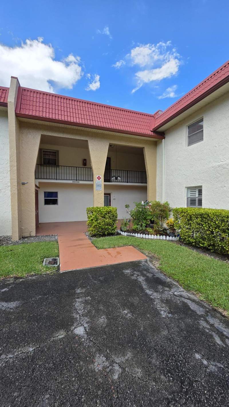 1 bedroom Condominium at 319 Lake Frances Drive, Golden Lakes Village Condo 1 Thru 13-A, West Palm Beach — photo 2