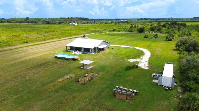 4 bedroom Single Family Residence at 3315 Seminole Road, Metes And Bounds, Fort Pierce — photo 4