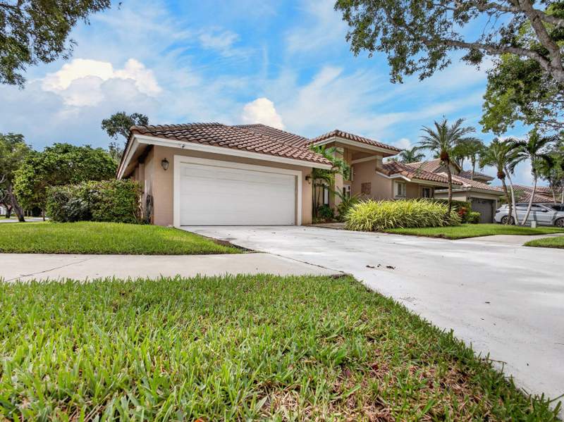 4 bedroom Single Family Residence at 832 Waterview Drive, Orchid Island, Weston — photo 2