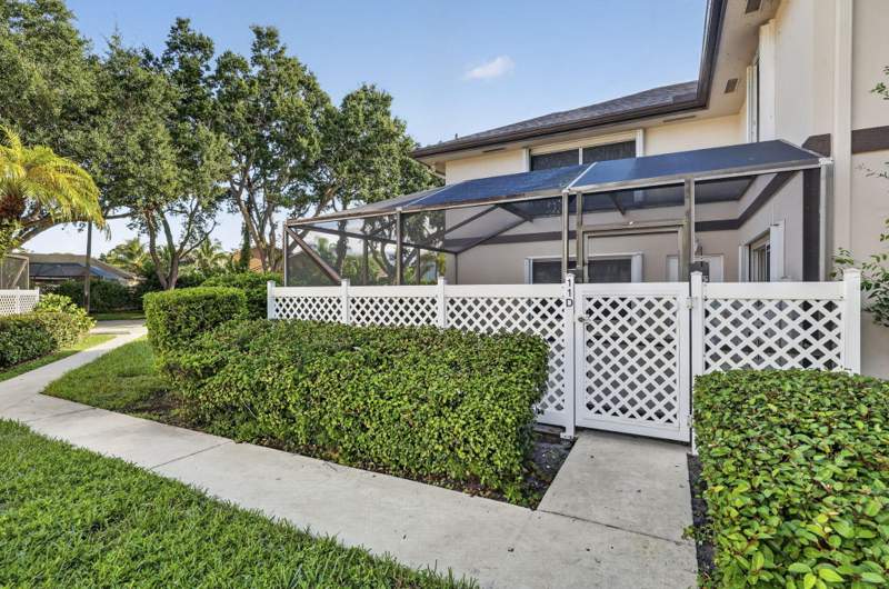 2 bedroom Townhouse at 11 Amherst Court #D, Stamford At Royal Palm Beach, Royal Palm Beach — photo 2