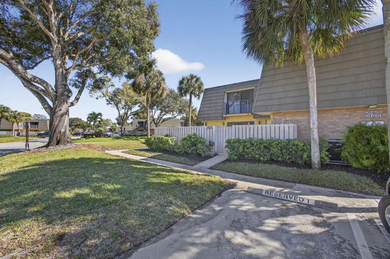 2 bedroom Townhouse at 1101 11th Way, Village Of Sandalwood Lakes 1, West Palm Beach — photo 2