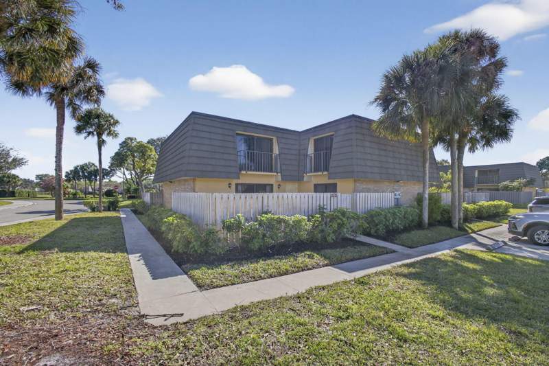 2 bedroom Townhouse at 1101 11th Way, Village Of Sandalwood Lakes 1, West Palm Beach — photo 3