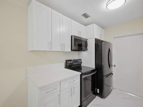 1421 Crest Drive, Lake Worth FL - photo 18 of 41