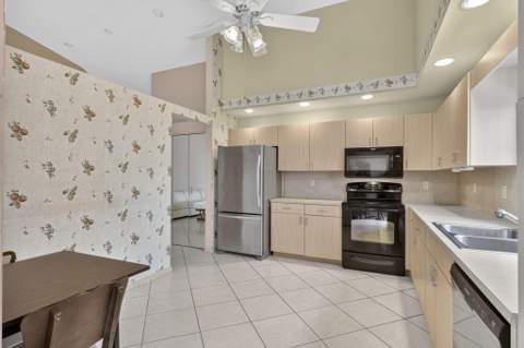 3914 Dafilee Circle, West Palm Beach FL - photo 9 of 41