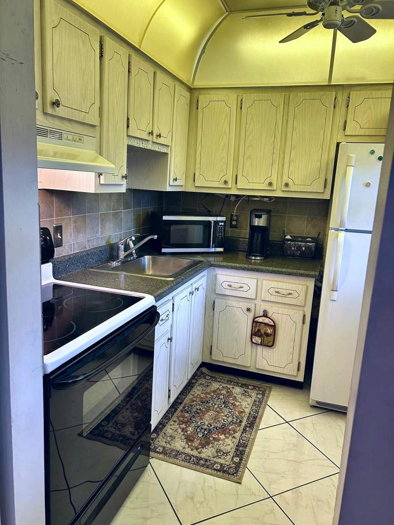 1 bedroom Condominium at 2131 NE 1st Court #204, Village Royale Condo 2, Boynton Beach — photo 4