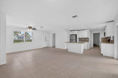 913 SE 10th Street, Stuart FL - photo 6 of 32