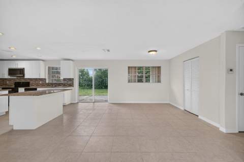 913 SE 10th Street, Stuart FL - photo 8 of 32