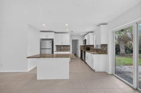 913 SE 10th Street, Stuart FL - photo 10 of 32
