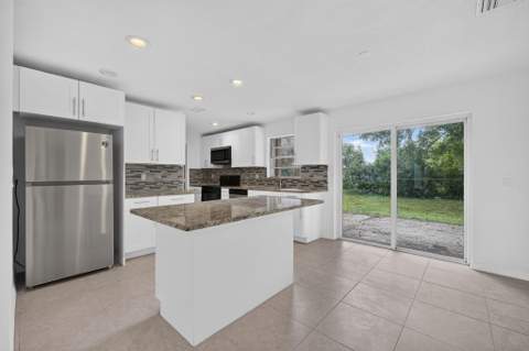 913 SE 10th Street, Stuart FL - photo 11 of 32