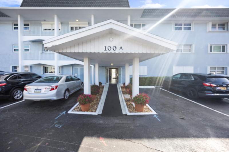 2 bedroom Condominium at 100 Shore Court #104, Shore Club Apts A Inc, North Palm Beach — photo 3