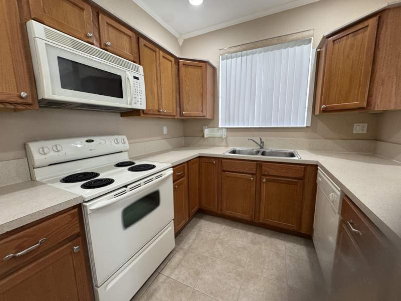 2 bedroom Townhouse at 3069 Laurel Ridge Circle, Thousand Oaks, Riviera Beach — photo 4