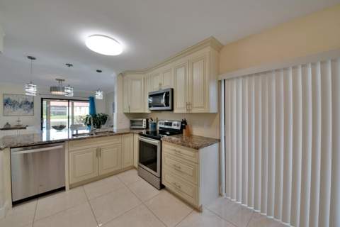 10223 N Circle Lake Drive #102, Boynton Beach FL - photo 11 of 40