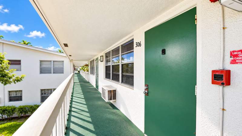 1 bedroom Condominium at 306 Farnham M, Farnham M Condo, Deerfield Beach — photo 2