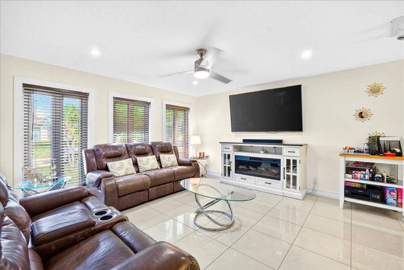 2 bedroom Single Family Residence at 4911 NW 14th, Crystal Lake 4th Sec, Deerfield Beach — photo 2