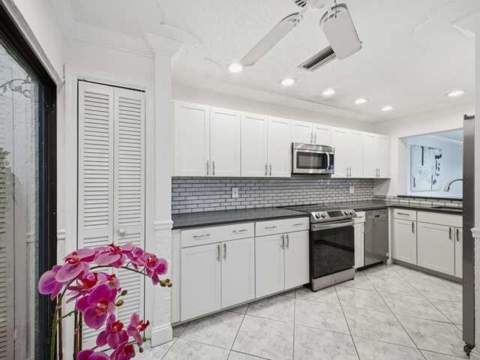 1800 Embassy Drive #132, West Palm Beach FL - photo 7 of 31